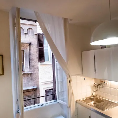 By The Colosseum - White Chic Flats 罗马