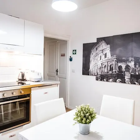 By The Colosseum - White Chic Flats * 罗马