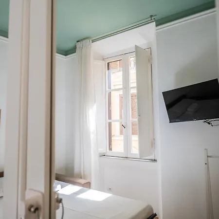 By The Colosseum - White Chic Flats 罗马